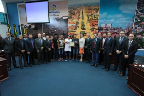 Grupo Brô Mcs fala de luta indígena ao receber Prêmio Marçal de Souza Tupã'Y