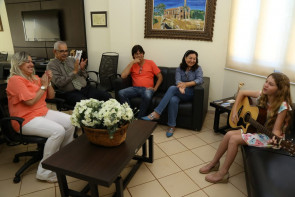 Délia recebe Gabi Andrade e destaca talento da cantora mirim