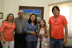 Délia recebe Gabi Andrade e destaca talento da cantora mirim