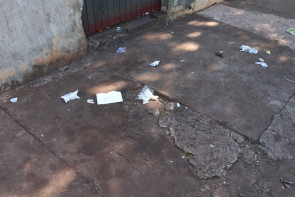 ‘FLAGRANTE’ lixo hospitalar “contaminado” caídos na calçada