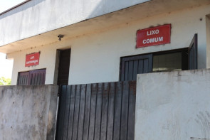 ‘FLAGRANTE’ lixo hospitalar “contaminado” caídos na calçada