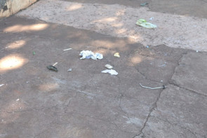 ‘FLAGRANTE’ lixo hospitalar “contaminado” caídos na calçada