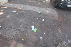 ‘FLAGRANTE’ lixo hospitalar “contaminado” caídos na calçada