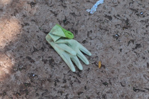 ‘FLAGRANTE’ lixo hospitalar “contaminado” caídos na calçada