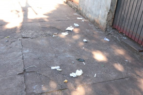 ‘FLAGRANTE’ lixo hospitalar “contaminado” caídos na calçada