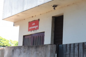 ‘FLAGRANTE’ lixo hospitalar “contaminado” caídos na calçada