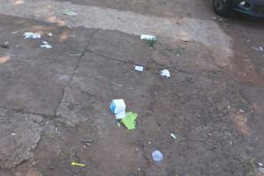 ‘FLAGRANTE’ lixo hospitalar “contaminado” caídos na calçada