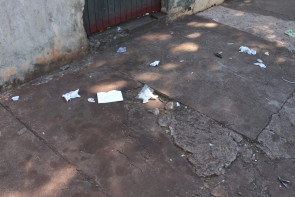 ‘FLAGRANTE’ lixo hospitalar “contaminado” caídos na calçada