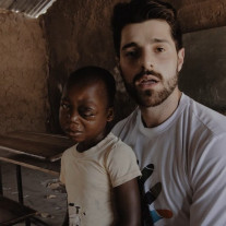 Alok fica emocionado ao visitar órfãos em Moçambique