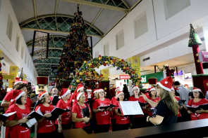 Apresentação de corais emociona público no shopping