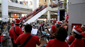 Apresentação de corais emociona público no shopping