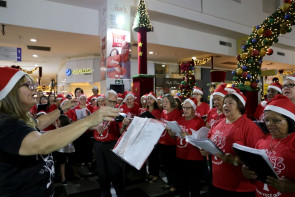 Apresentação de corais emociona público no shopping