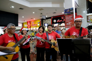 Apresentação de corais emociona público no shopping