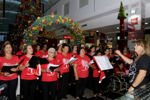 Apresentação de corais emociona público no shopping