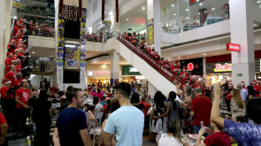 Apresentação de corais emociona público no shopping