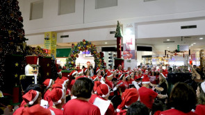 Apresentação de corais emociona público no shopping
