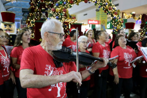 Apresentação de corais emociona público no shopping
