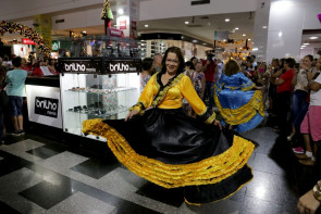 Apresentação de corais emociona público no shopping