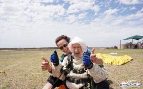 Mulher de 102 anos pula de paraquedas e bate recorde