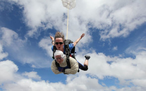 Mulher de 102 anos pula de paraquedas e bate recorde