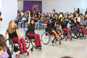 Dançarina que ficou cadeirante cria companhia de dança