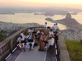 Alok e a noiva Romana Novais  se casaram no Rio de Janeiro nesta terça-feira