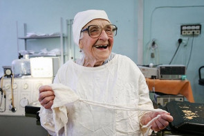 Aos 91 anos, cirurgiã mais velha do mundo continua exercendo a profissão
