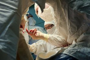 Aos 91 anos, cirurgiã mais velha do mundo continua exercendo a profissão