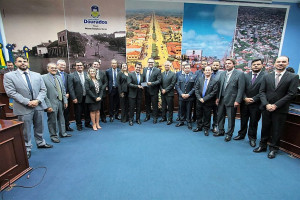 Vereadores durante homenagem a Daniela Hall e Marçal Filho