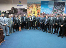 Vereadores durante homenagem a Daniela Hall e Marçal Filho