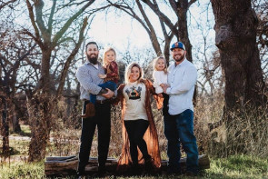 Pai e padrasto fazem book com a filha de 5 anos