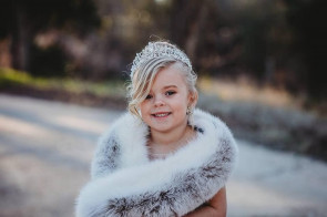 Pai e padrasto fazem book com a filha de 5 anos