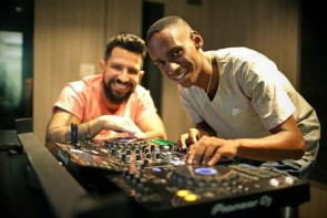 Dennis DJ, presenteia com aparelhos jovem DJ que foi acusado injustamente