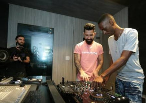 Dennis DJ, presenteia com aparelhos jovem DJ que foi acusado injustamente