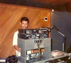 Dennis DJ, presenteia com aparelhos jovem DJ que foi acusado injustamente