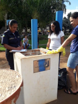 CCZ elimina focos de Aedes na praça  e pede colaboração de populares