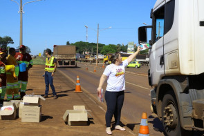 Blitz de prevenção de doenças sexualmente  transmissíveis mobiliza motoristas na BR-163