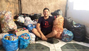 Universitário cata latinhas para conseguir comprar notebook