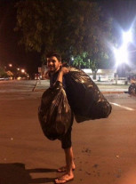 Universitário cata latinhas para conseguir comprar notebook