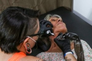 Uma senhora realiza sonho de tatuar o nome de Deus no pescoço