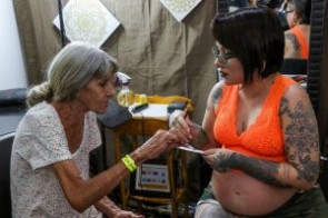 Uma senhora realiza sonho de tatuar o nome de Deus no pescoço