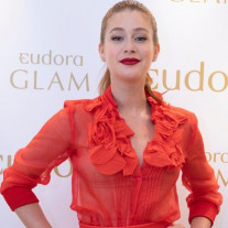 Marina Ruy Barbosa vai á evento e é surpreendida pelos fãs