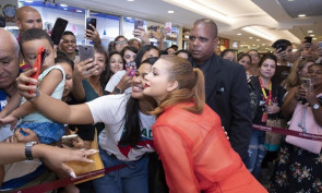 Marina Ruy Barbosa vai á evento e é surpreendida pelos fãs