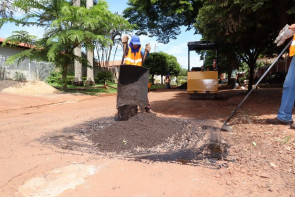 Trabalho retomado na segunda-feira aproveita o tempo bom para recuperar principais ruas da cidade