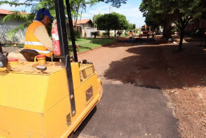 Trabalho retomado na segunda-feira aproveita o tempo bom para recuperar principais ruas da cidade