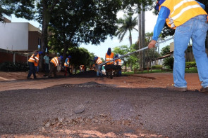 Trabalho retomado na segunda-feira aproveita o tempo bom para recuperar principais ruas da cidade