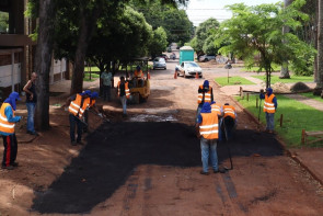 Trabalho retomado na segunda-feira aproveita o tempo bom para recuperar principais ruas da cidade