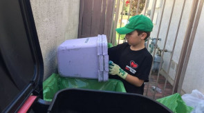 Garoto de 7 anos cria empresa de reciclagens com a ajuda dos pais