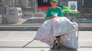 Garoto de 7 anos cria empresa de reciclagens com a ajuda dos pais
