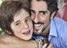 Marcos Mion junto com o filho Romeo